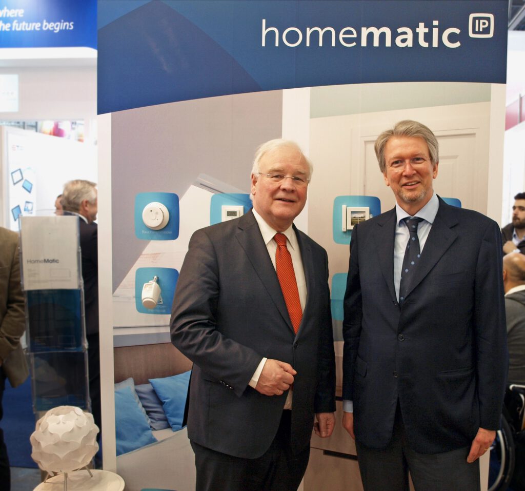Präsident des Niedersächsischen Landtages Busemann zu Besuch bei eQ-3 auf der CeBIT