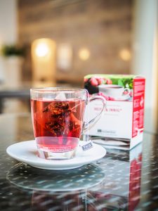 Der Früchtetee „Heiß & Innig“ von TeeGschwendner sorgt mit vanilligem Erdbeer- und Himbeergeschmack für süße Teemomente zu zweit.