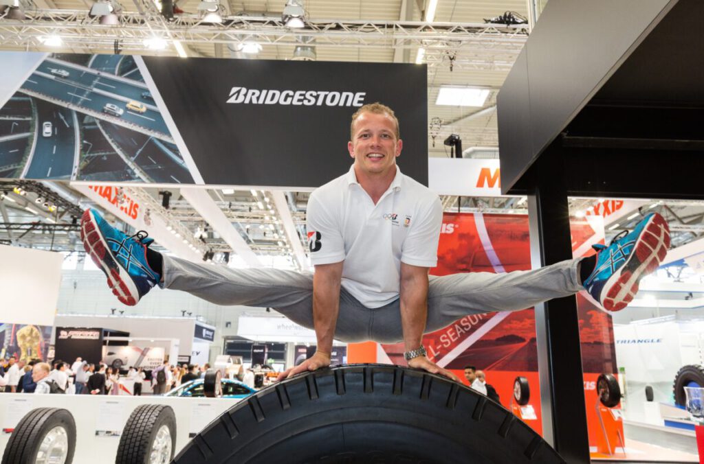 Olympiasieger und Bridgestone Markenbotschafter Fabian Hambüchen auf der THE TIRE COLOGNE im Reifenfieber
