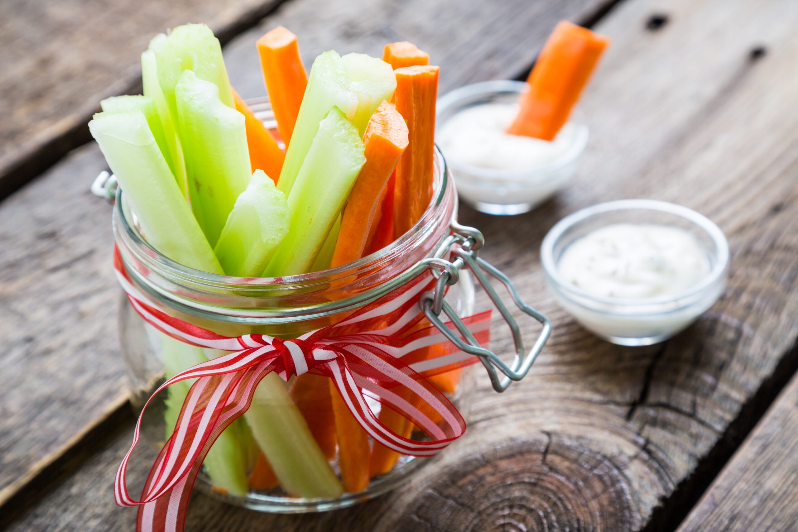 Vegetarisch durch den Sommer: Gemüsesticks mit Dip