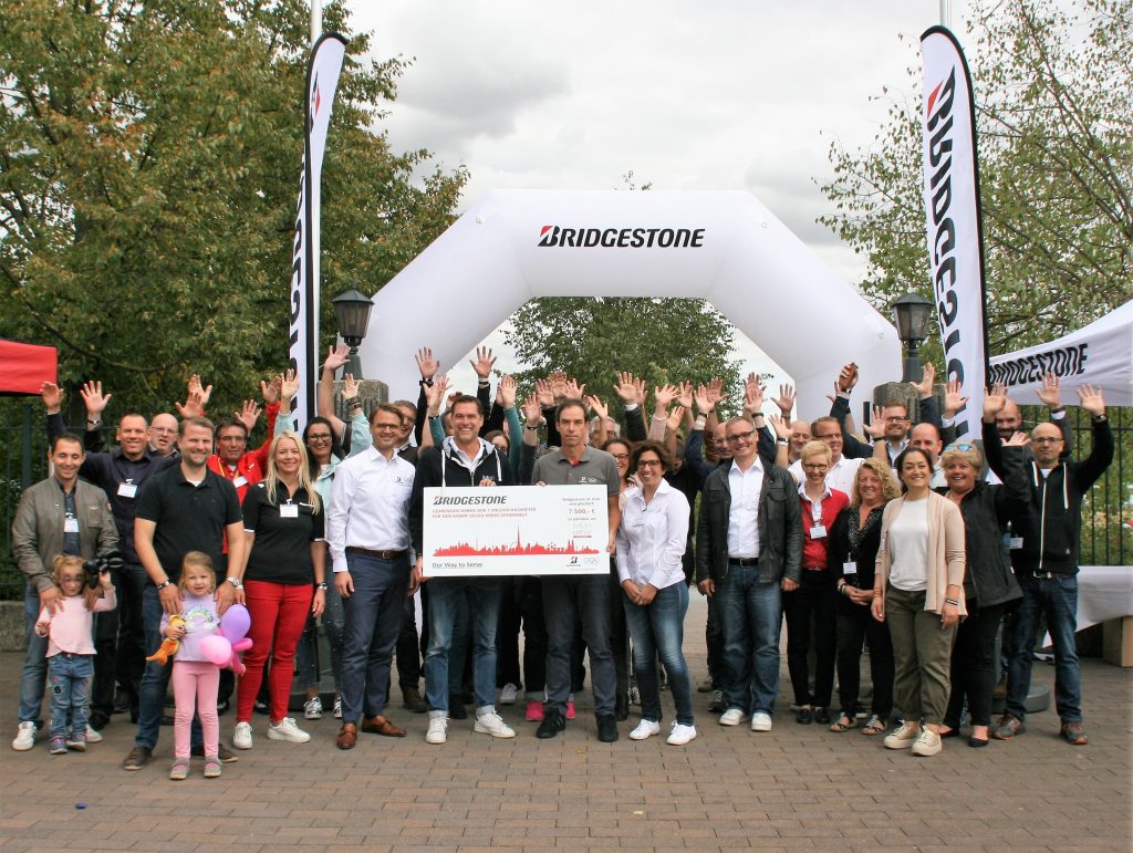 Bridgestone Mitarbeiter in Bad Homburg laufen für die Initiative „DU MUSST KÄMPFEN!“