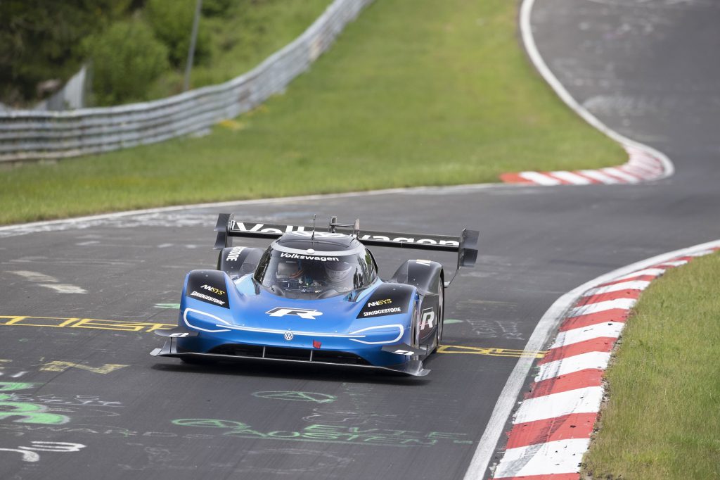 Bridgestone und Volkswagen brechen gemeinsam den Rekord für Elektrofahrzeuge am Nürburgring