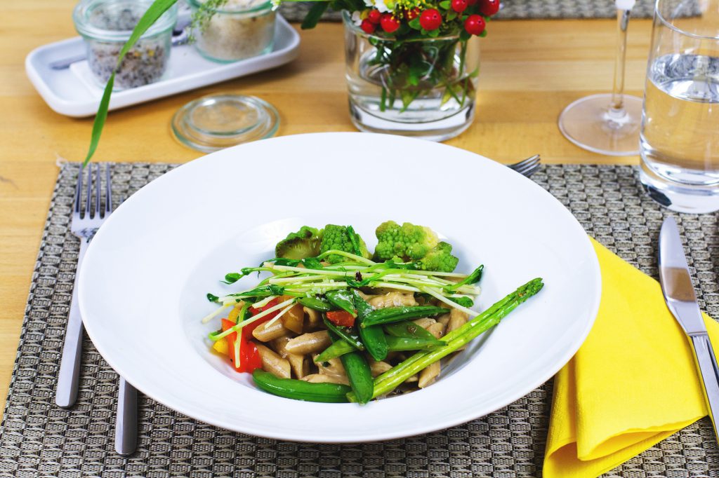 Romanesco-Pasta mit Kokos-Erdnusssauce