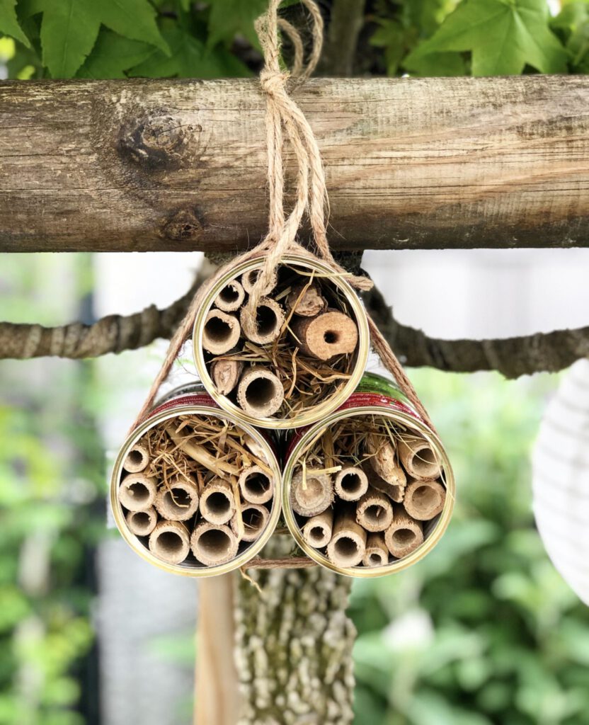 Mutti-Dosen als Insektenhotel