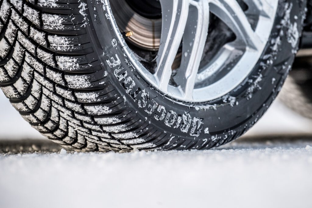 AUTO ZEITUNG kürt Bridgestone Blizzak LM005 als Testsieger im großen Winterreifentest 2021