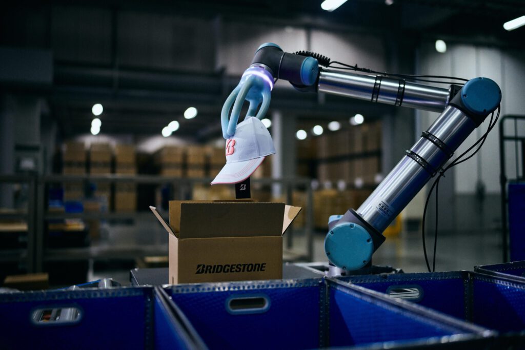 Bridgestone stellt Konzept zur Verwendung von Soft-Robotik-händen für die Aufnahme von Transportgut in der Logistik vor