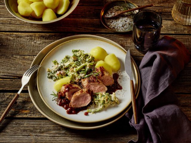 Rehrücken mit nussigem Rahmwirsing und Goldsaft-Preiselbeerjus