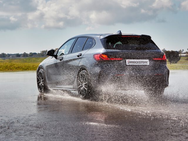 Bridgestone Turanza All Season 6 fährt auf Platz 1 in der Qualifikation des Ganzjahresreifentests 2023 der Auto Bild