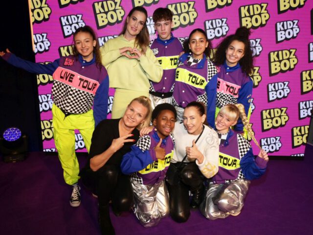 Die_Kidz_Bop_Kids_zusammen_mit_prominentem_Besuch