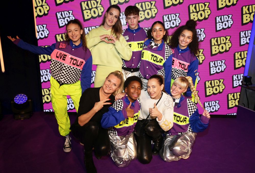 Die_Kidz_Bop_Kids_zusammen_mit_prominentem_Besuch