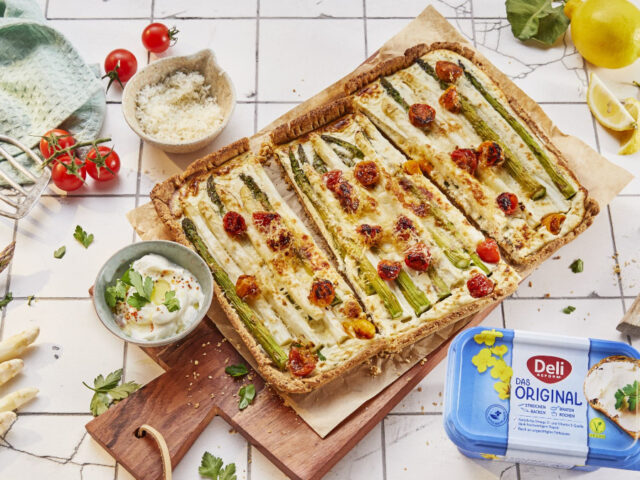 Deli Reform_Spargel-Tarte mit Kirschtomaten und Zitronencreme